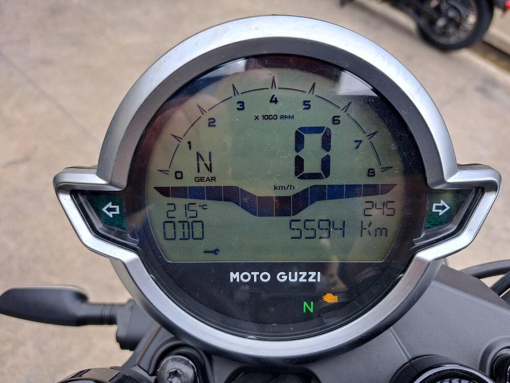 Moto Guzzi V7 Stone (2021 - 24) (3)