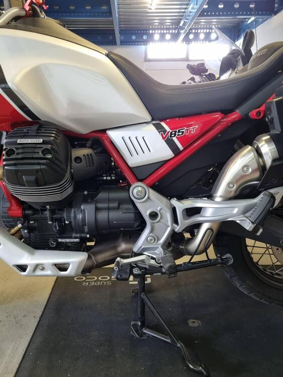 Moto Guzzi V85 TT Travel (2020) (3)