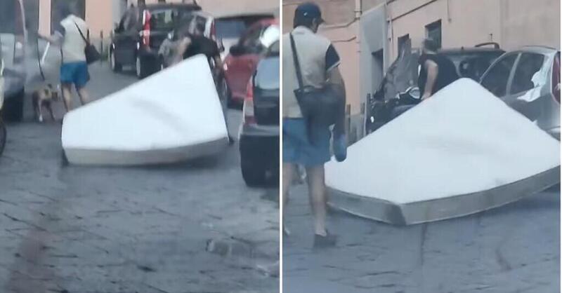 Napoli, trascina con lo scooter un materasso per le vie del centro [VIDEO]