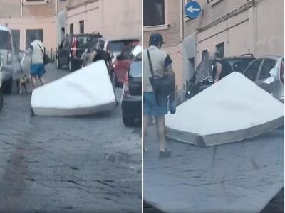 Napoli, trascina con lo scooter un materasso per le vie del centro [VIDEO]