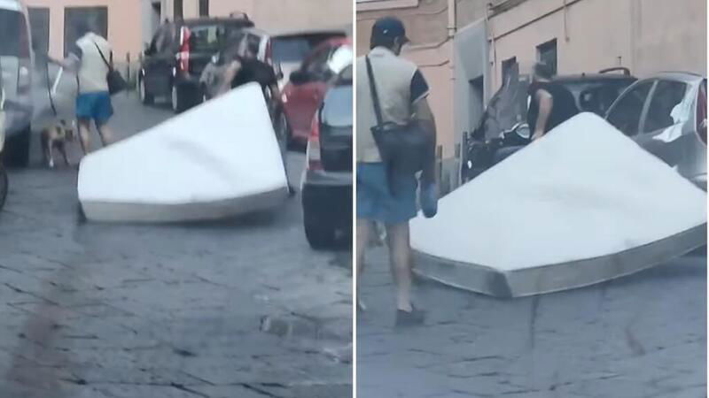 Napoli, trascina con lo scooter un materasso per le vie del centro [VIDEO]
