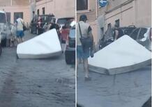 Napoli, trascina con lo scooter un materasso per le vie del centro [VIDEO]