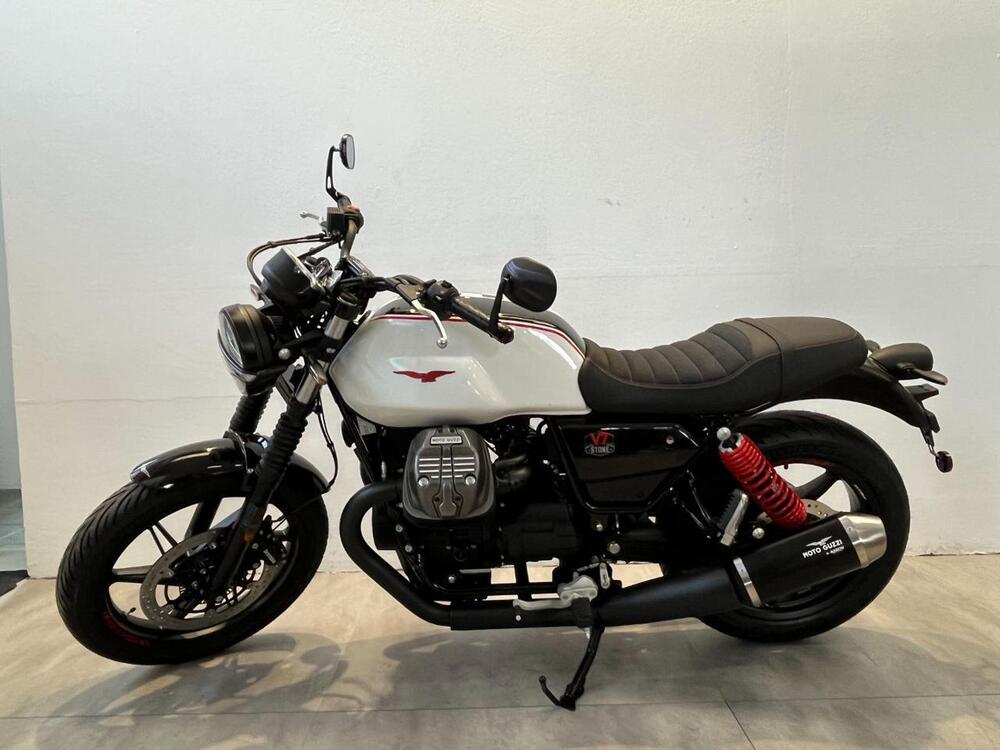 Moto Guzzi V7 Stone Ten (2024) (2)