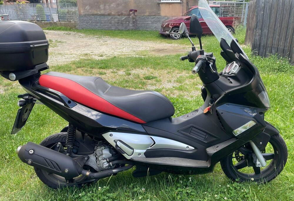 Aprilia SR Max 300 (2011 - 16) (2)