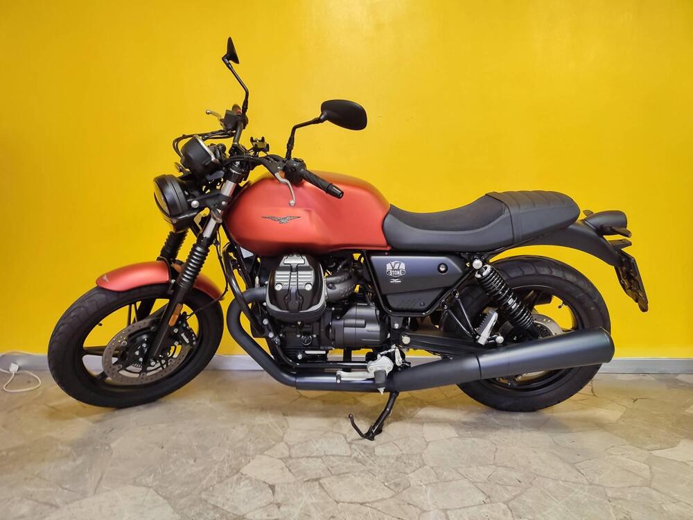 Moto Guzzi V7 Stone (2021 - 24) (2)