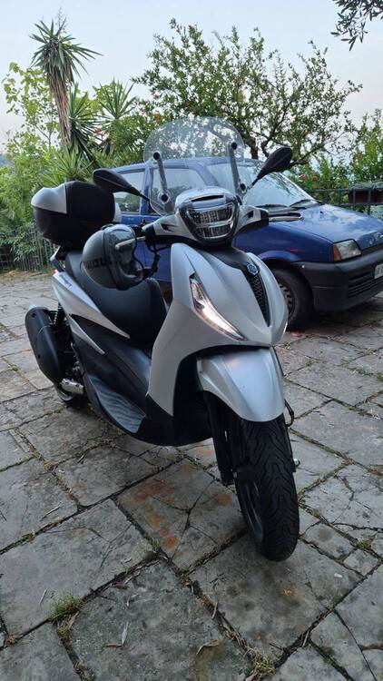 Piaggio Beverly 300 Hpe (2021) (2)