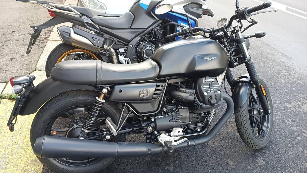 Moto Guzzi V7 III Stone (2017 - 20) (3)