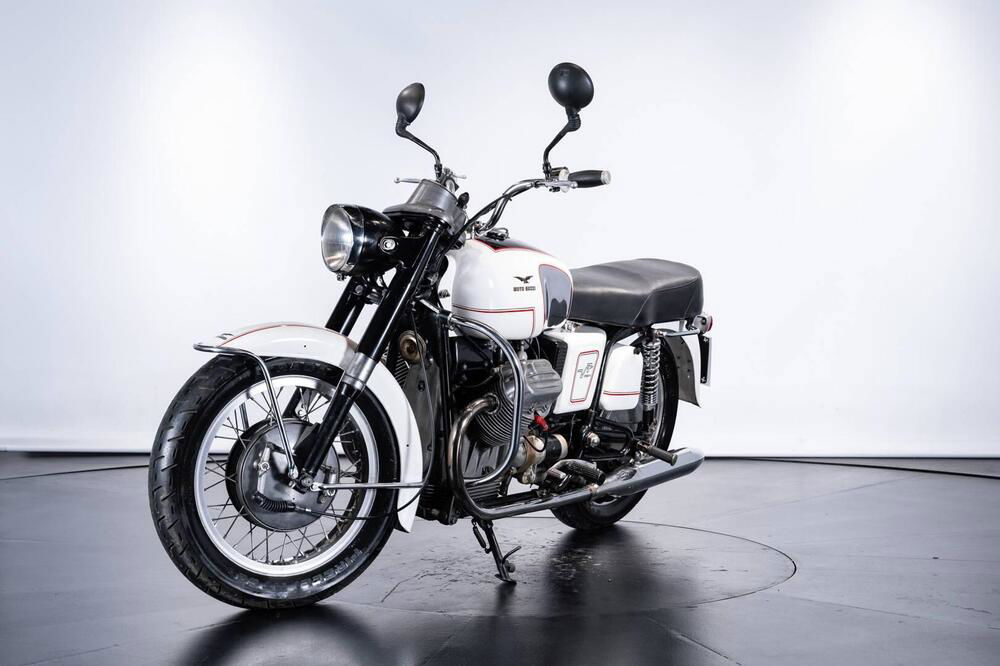 Moto Guzzi V7 700