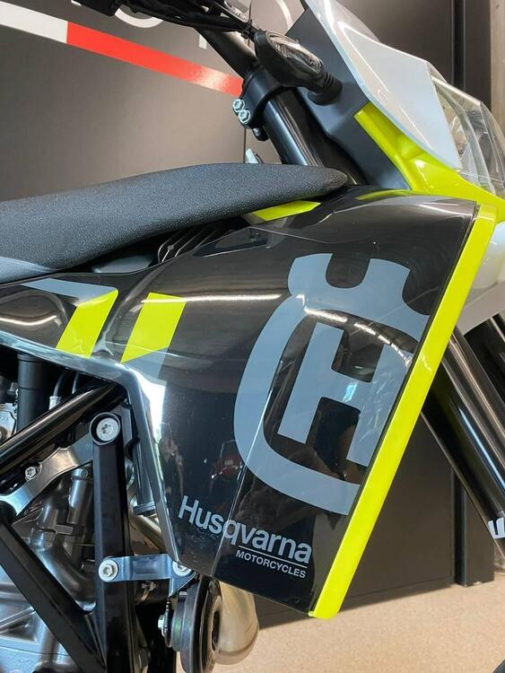 Husqvarna 701 Supermoto (2023 - 24) (3)