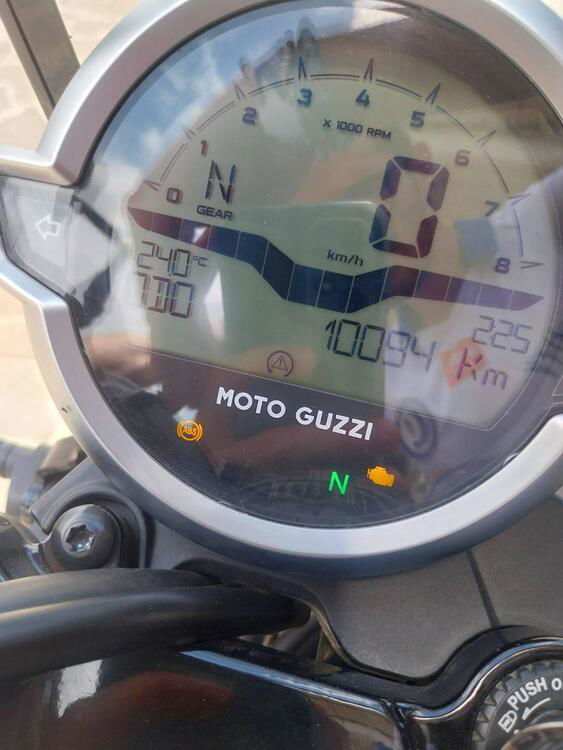 Moto Guzzi V7 Stone Centenario (2021 - 22) (4)