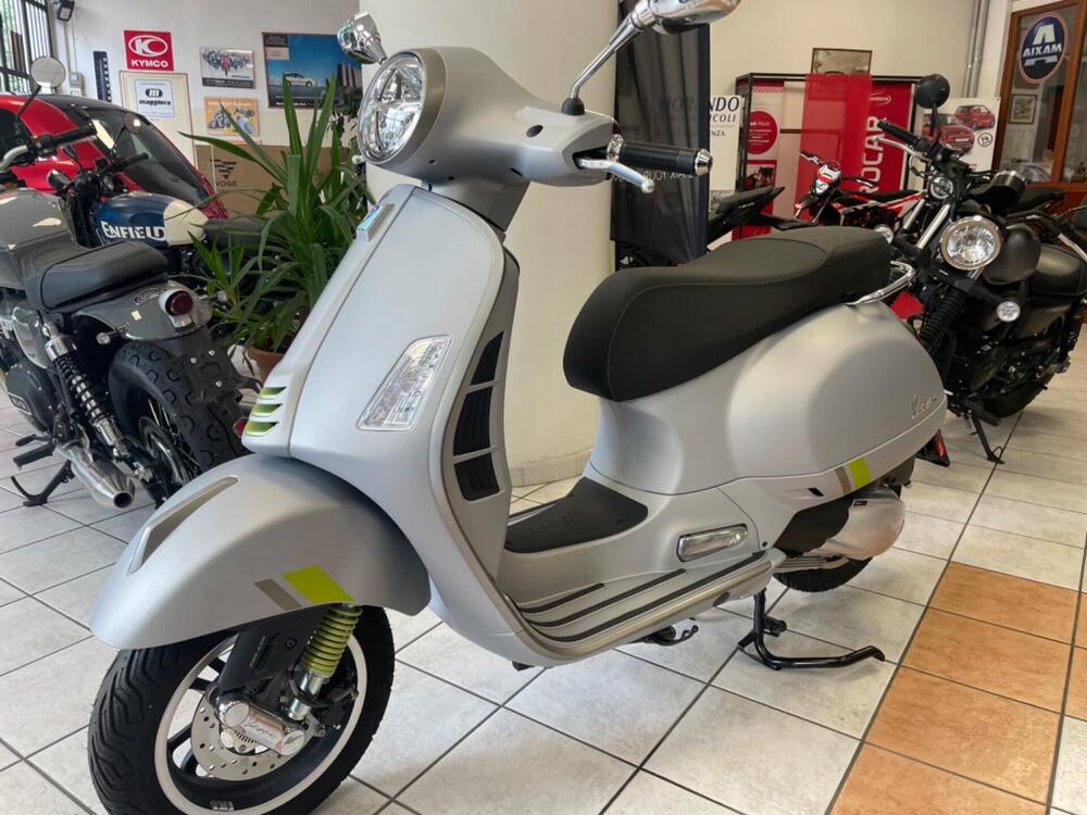 Vespa GTS 300 Super Tech (2023 - 24) (2)