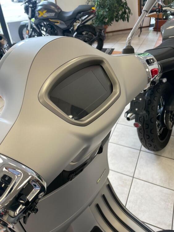 Vespa GTS 300 Super Tech (2023 - 24) (4)