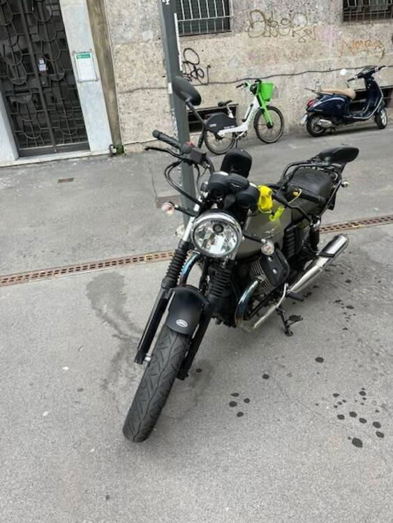 Moto Guzzi V7 II Stone (2015 - 17) (2)