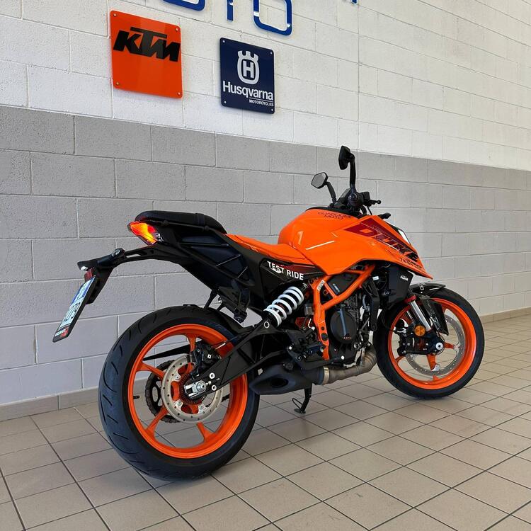 KTM 390 Duke (2024) (2)