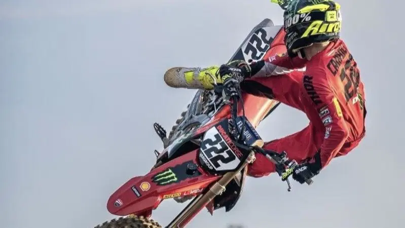 Tony Cairoli torna in pista con la Desmo 450 MX e i social esplodono! Le reazioni [VIDEO]