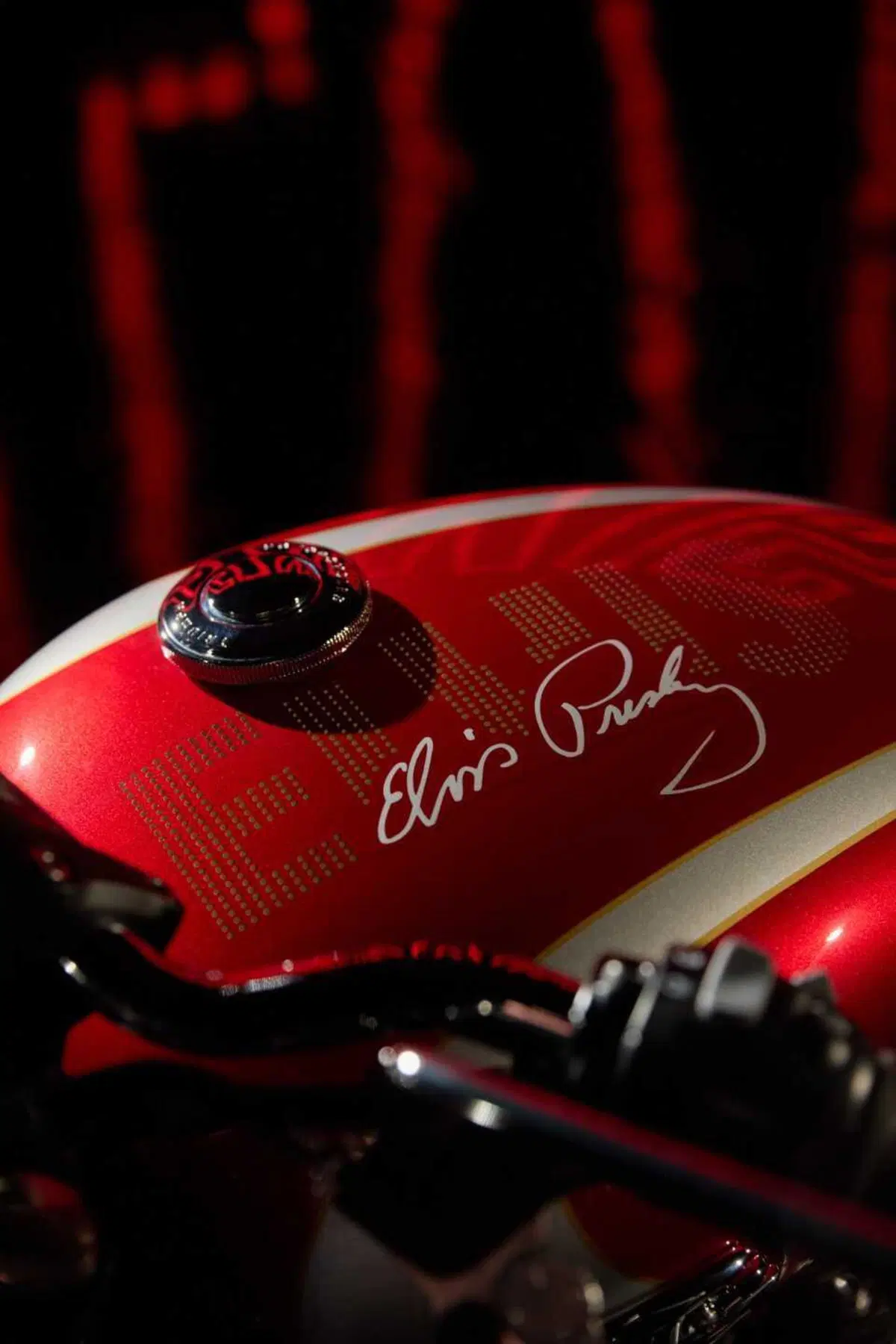 T120 Elvis Presley! Triumph omaggia il re del rock con una limited edition (10)