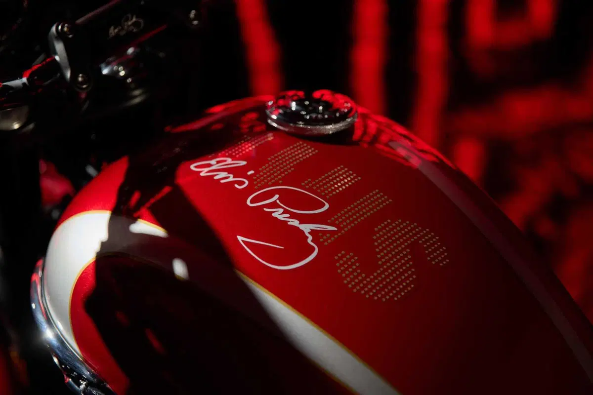 T120 Elvis Presley! Triumph omaggia il re del rock con una limited edition (13)