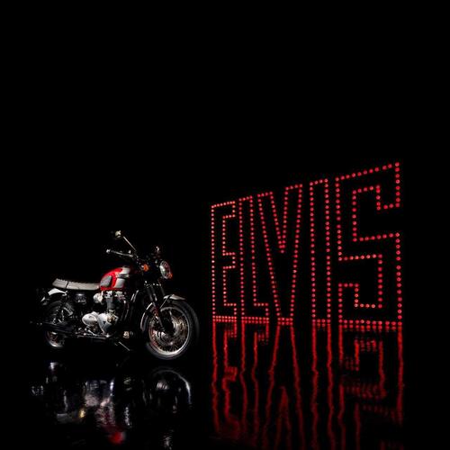 T120 Elvis Presley! Triumph omaggia il re del rock con una limited edition (3)