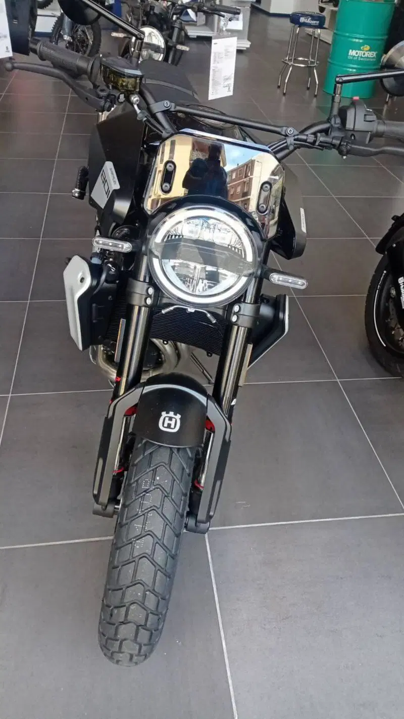 Husqvarna Svartpilen 801 (2024 - 26) (2)