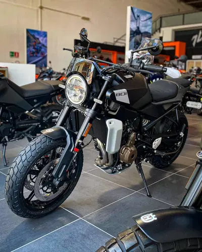 Husqvarna Svartpilen 801 (2024 - 26) nuova