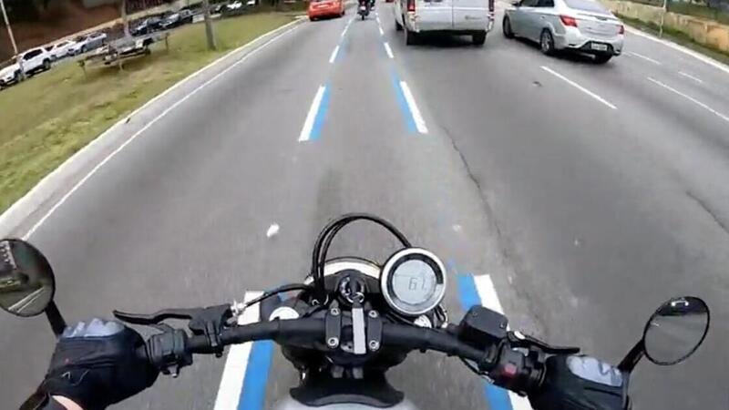 Da San Paolo, in Brasile, una corsia centrale per le moto. Che funziona