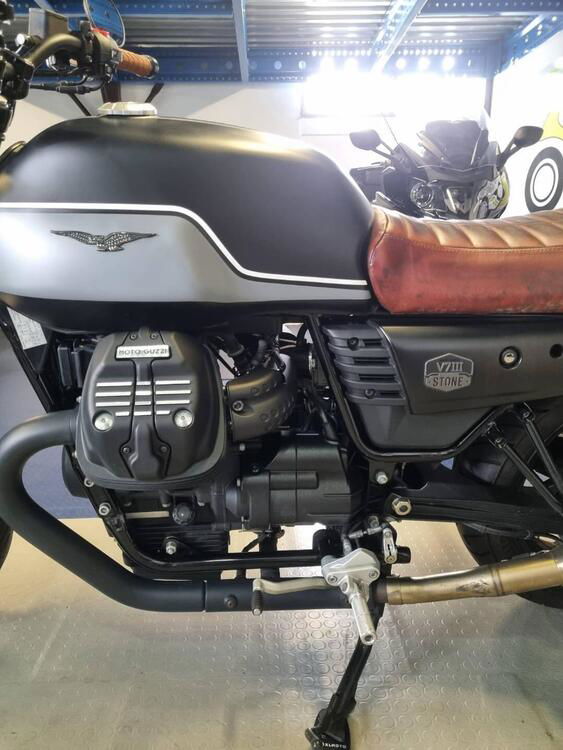 Moto Guzzi V7 III Stone (2017 - 20) (4)