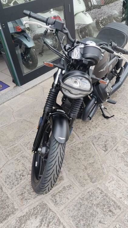 Moto Guzzi V7 Stone (2021 - 24) (3)