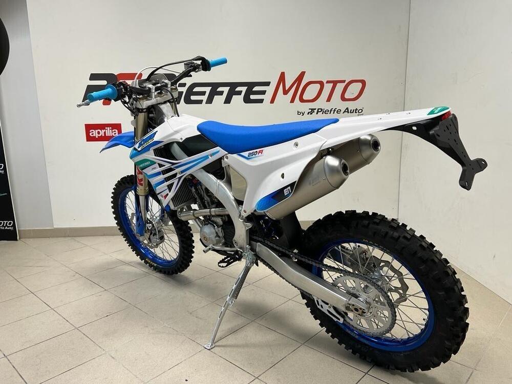 Tm Moto EN 250 ES Fi 4T TM Corse (2025) (3)