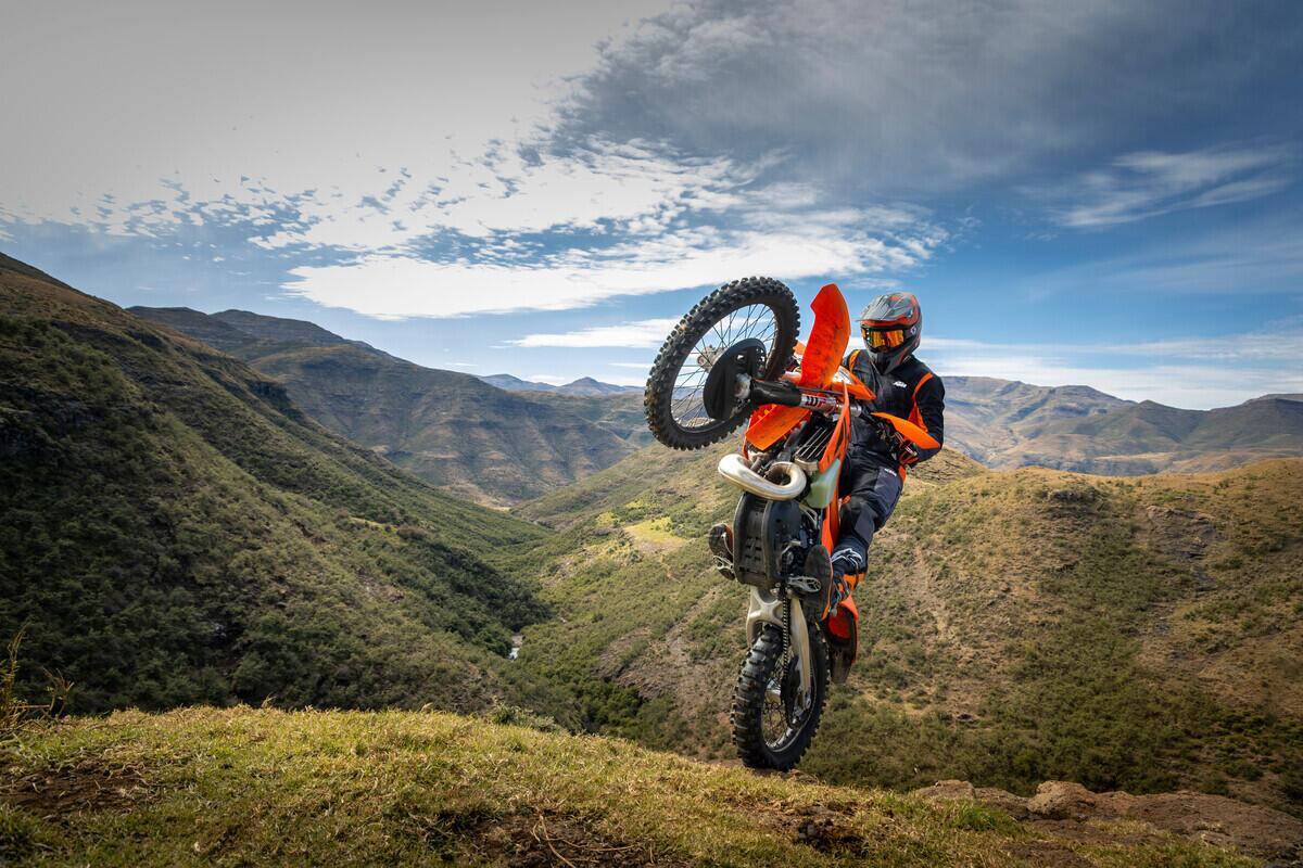 KTM Enduro 2025 torna l’arancione e la 125 a 2 tempi! [GALLERY] News Moto.it