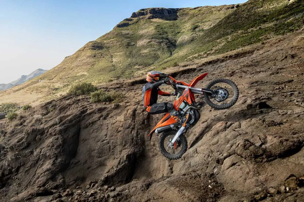 KTM Enduro 2025: torna l’arancione e la 125 a 2 tempi! [GALLERY] (11)