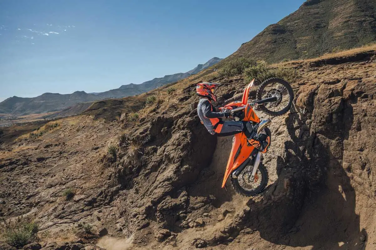 KTM Enduro 2025: torna l’arancione e la 125 a 2 tempi! [GALLERY] (4)