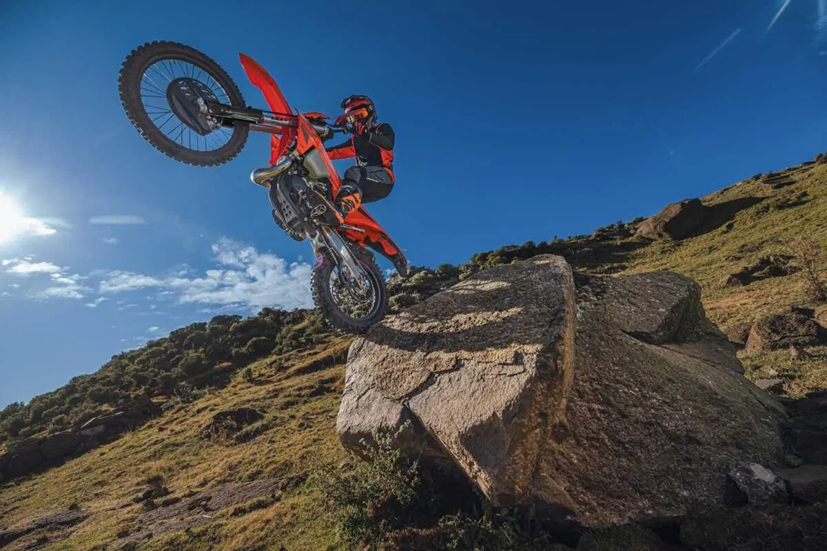 KTM Enduro 2025: torna l’arancione e la 125 a 2 tempi! [GALLERY] (10)
