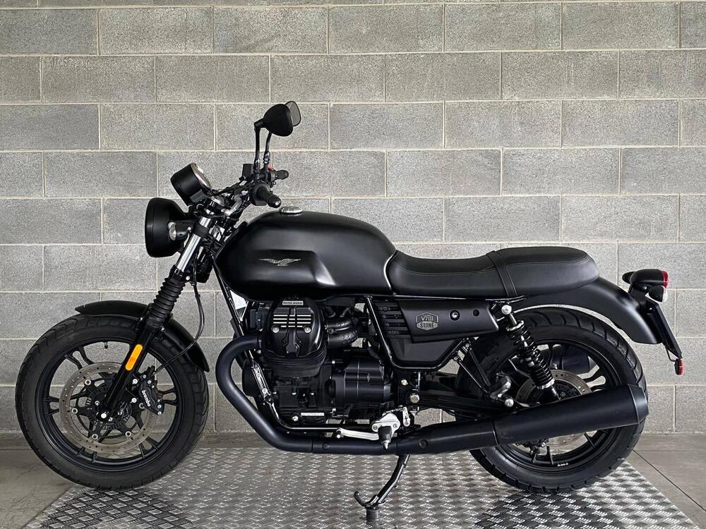 Moto Guzzi V7 III Stone (2017 - 20) (2)