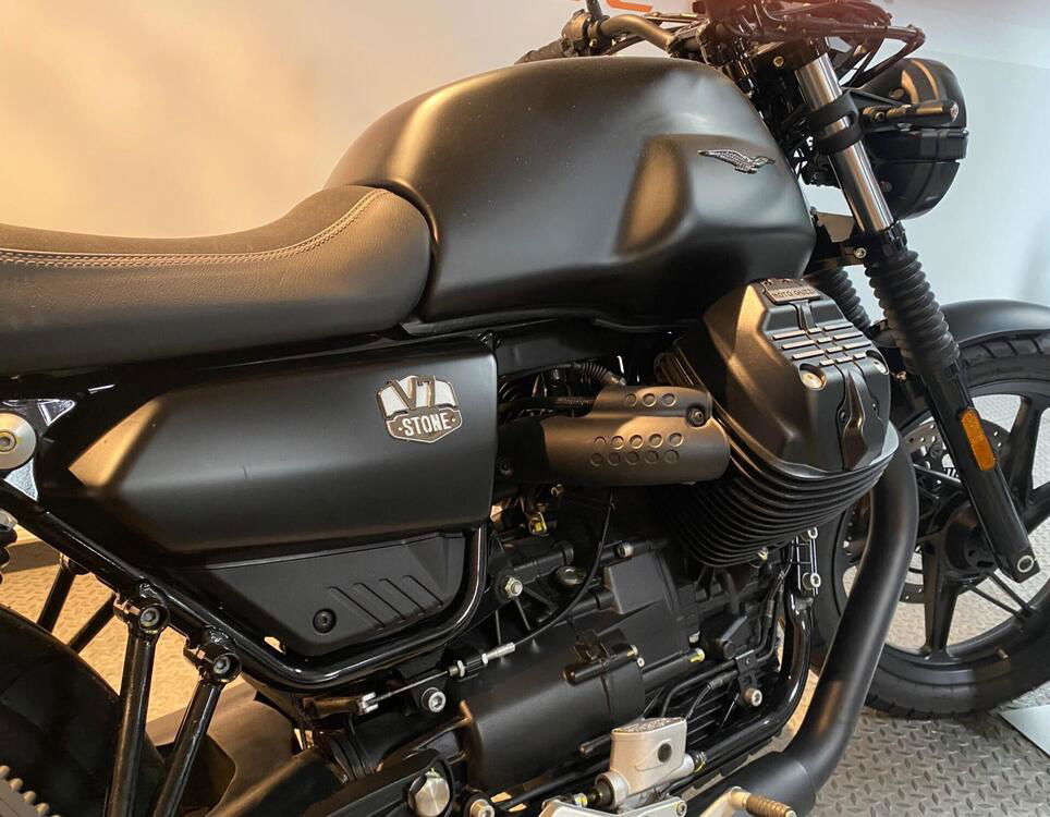 Moto Guzzi V7 Stone (2021 - 24) (2)