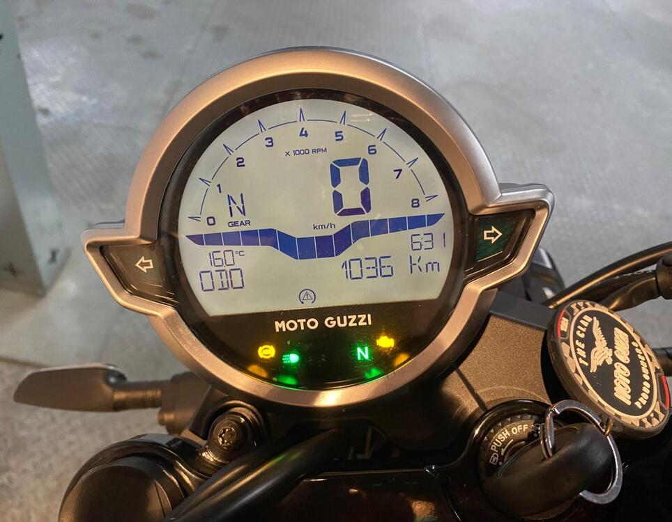 Moto Guzzi V7 Stone (2021 - 24) (4)