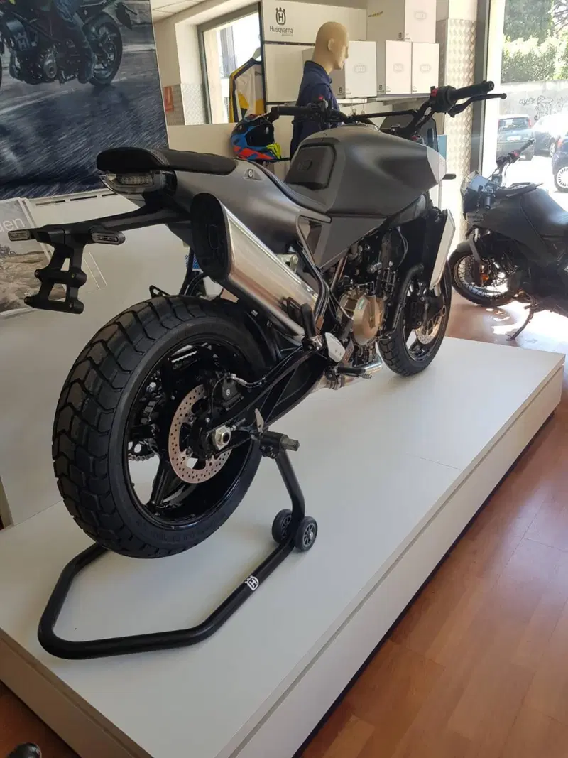 Husqvarna Svartpilen 801 (2024 - 26) (2)