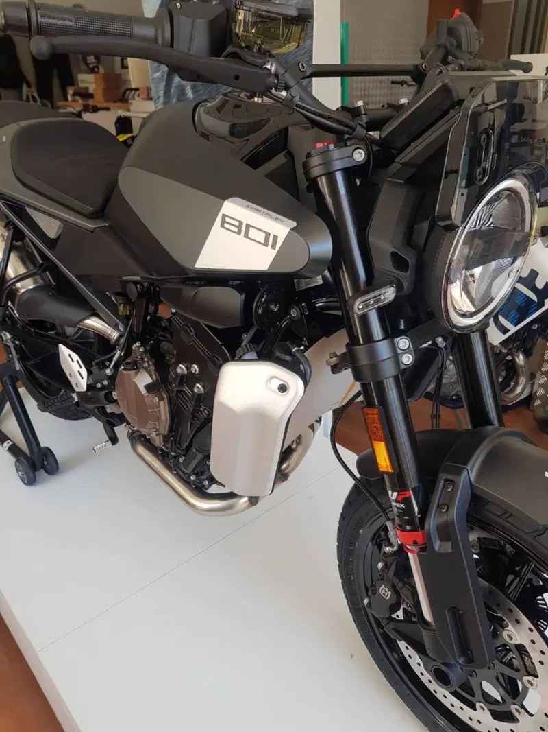 Husqvarna Svartpilen 801 (2024 - 26) (3)