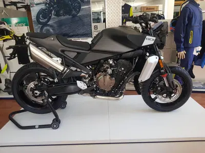 Husqvarna Svartpilen 801 (2024 - 26) nuova