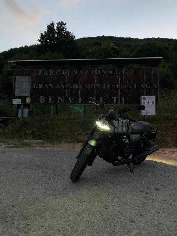 Moto Guzzi V7 Stone Centenario (2021 - 22) (2)