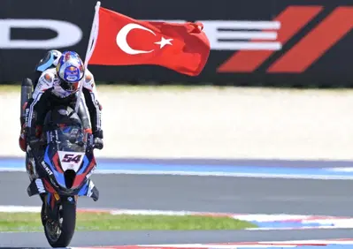 Toprak Razgatlioglu, la situazione: le parole di Kenan Sofoglu, la smentita di BMW e le tre strade che portano alla MotoGP (una in Italia)