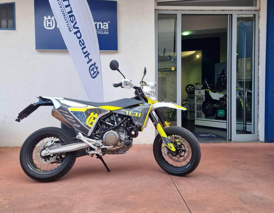 Husqvarna 701 Supermoto (2022) (2)