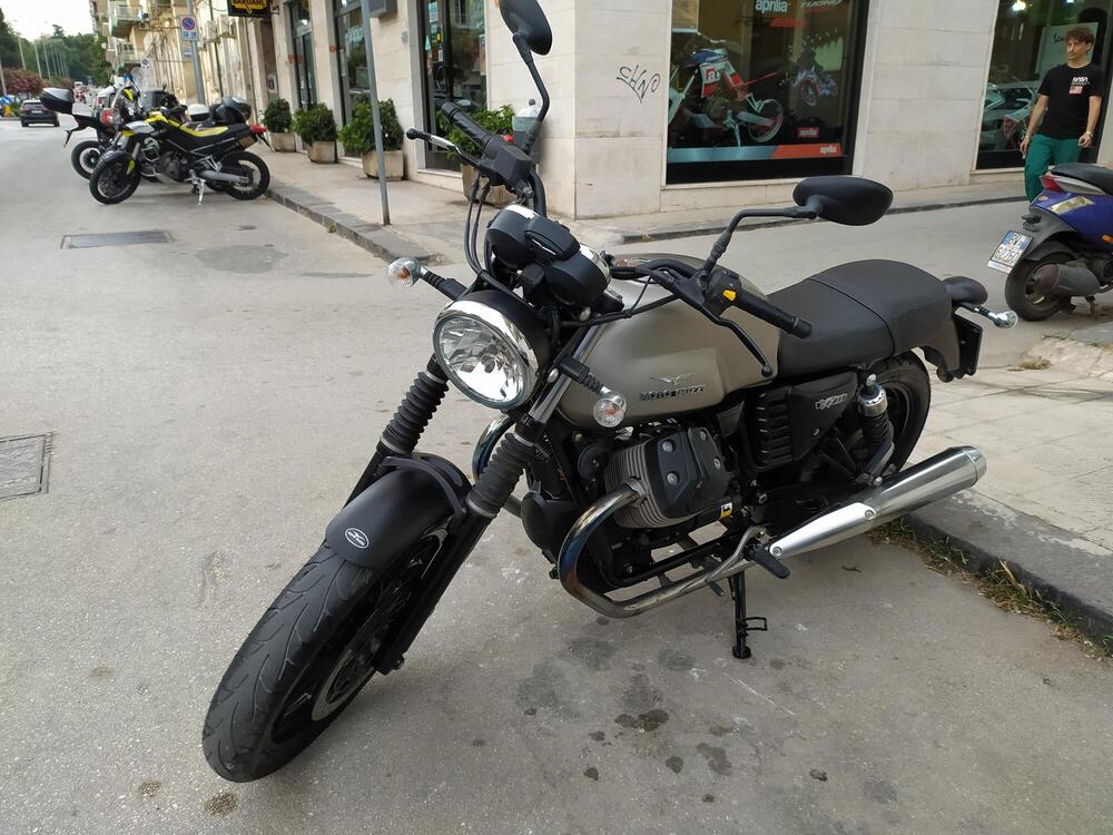 Moto Guzzi V7 II Stone (2015 - 17)