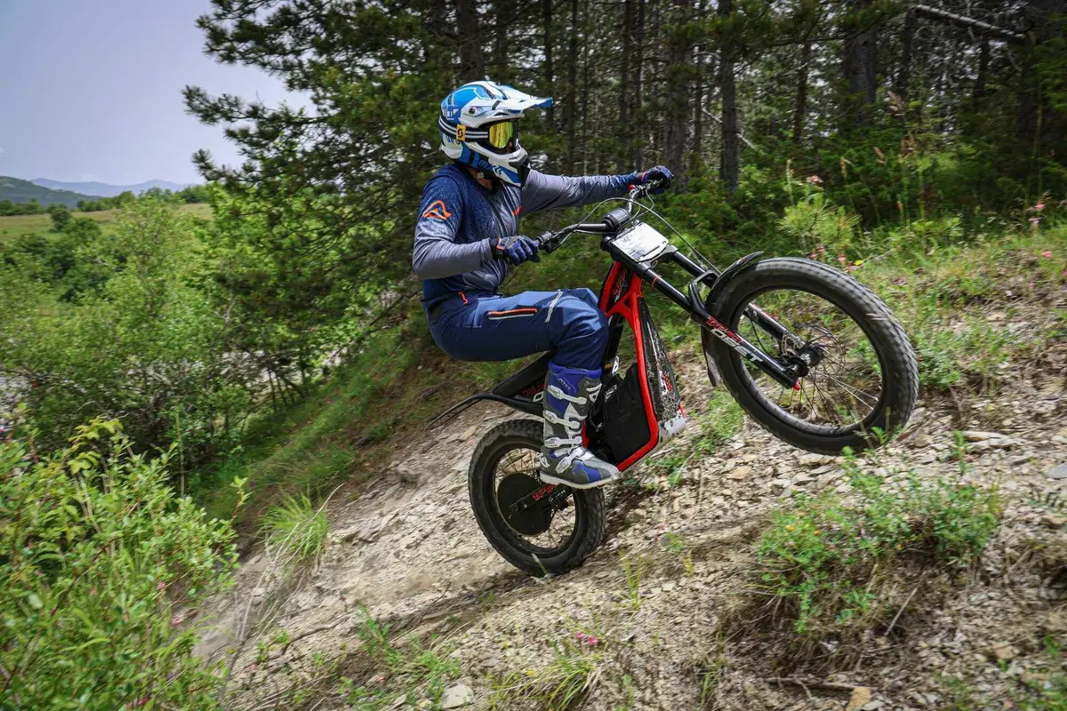 OSET TXP 24 TEST: il giocattolo definitivo di Triumph. La prova, PRO e CONTRO [VIDEO] (2)