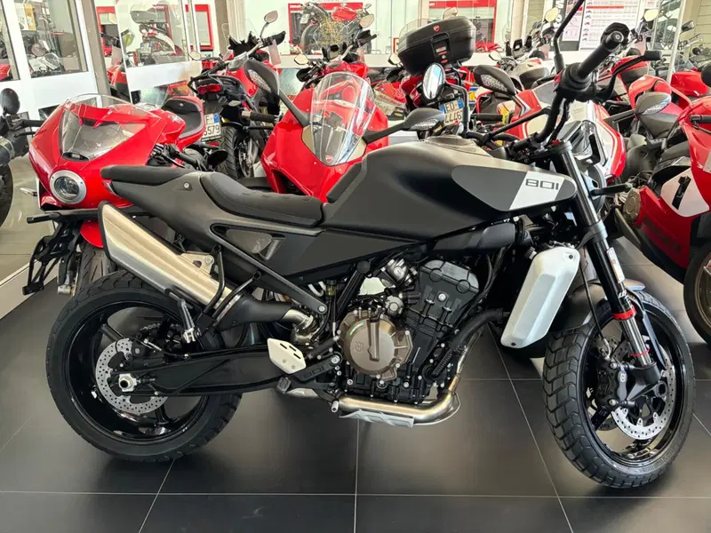 Husqvarna Svartpilen 801 (2024 - 26) (2)