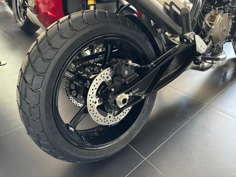 Husqvarna Svartpilen 801 (2024 - 26) (9)