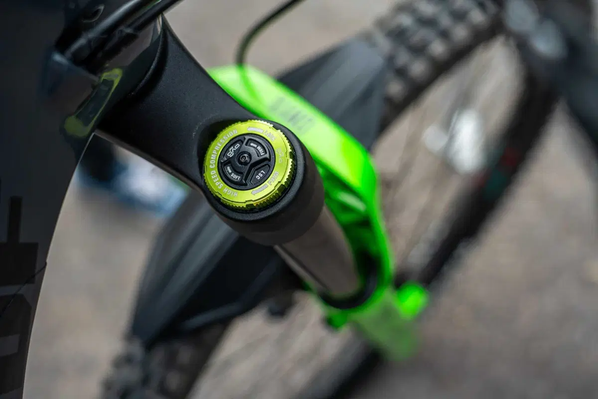Come si fa a fare l'upgrade di una sospensione da eMTB? Vi mostriamo quella di DVO (10)