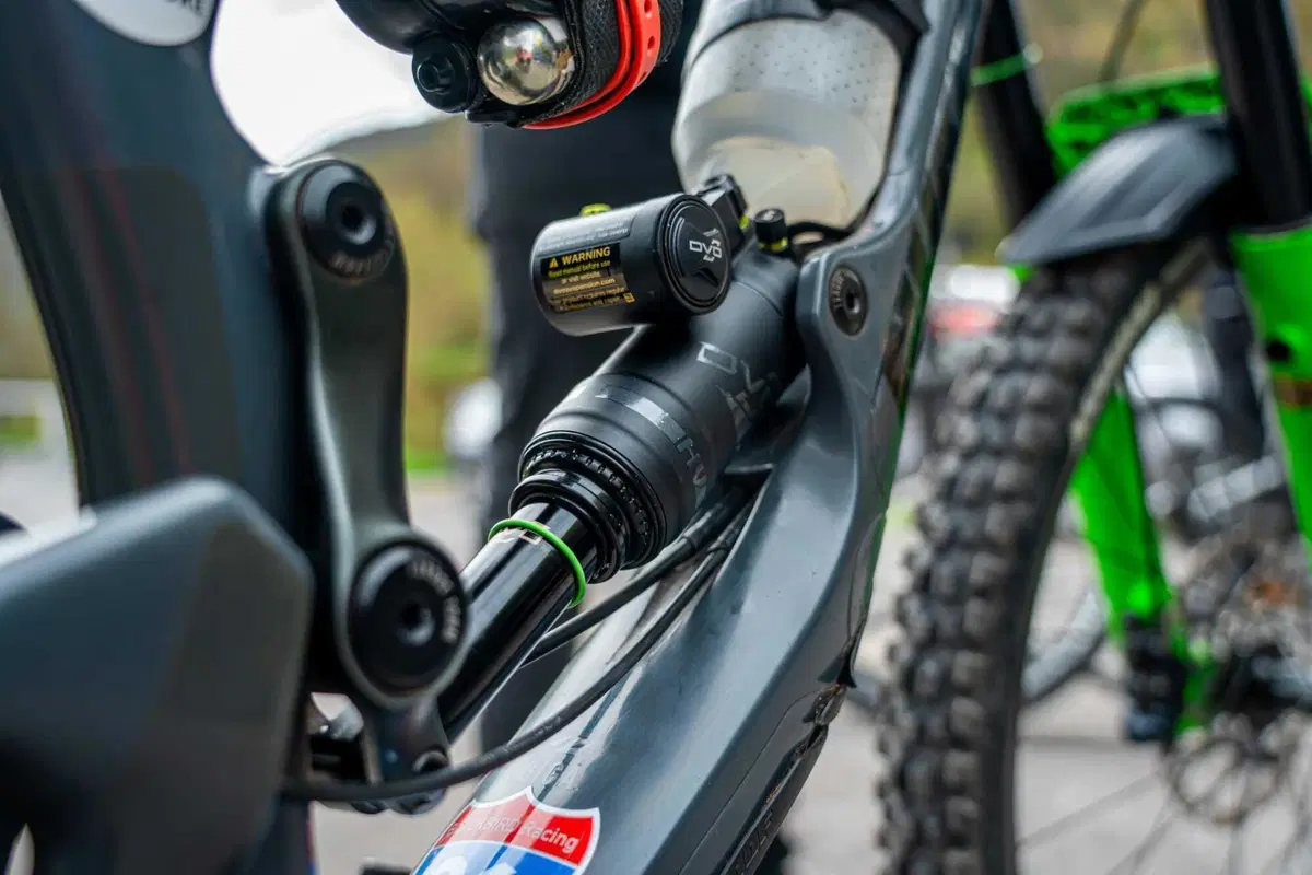 Come si fa a fare l'upgrade di una sospensione da eMTB? Vi mostriamo quella di DVO (8)