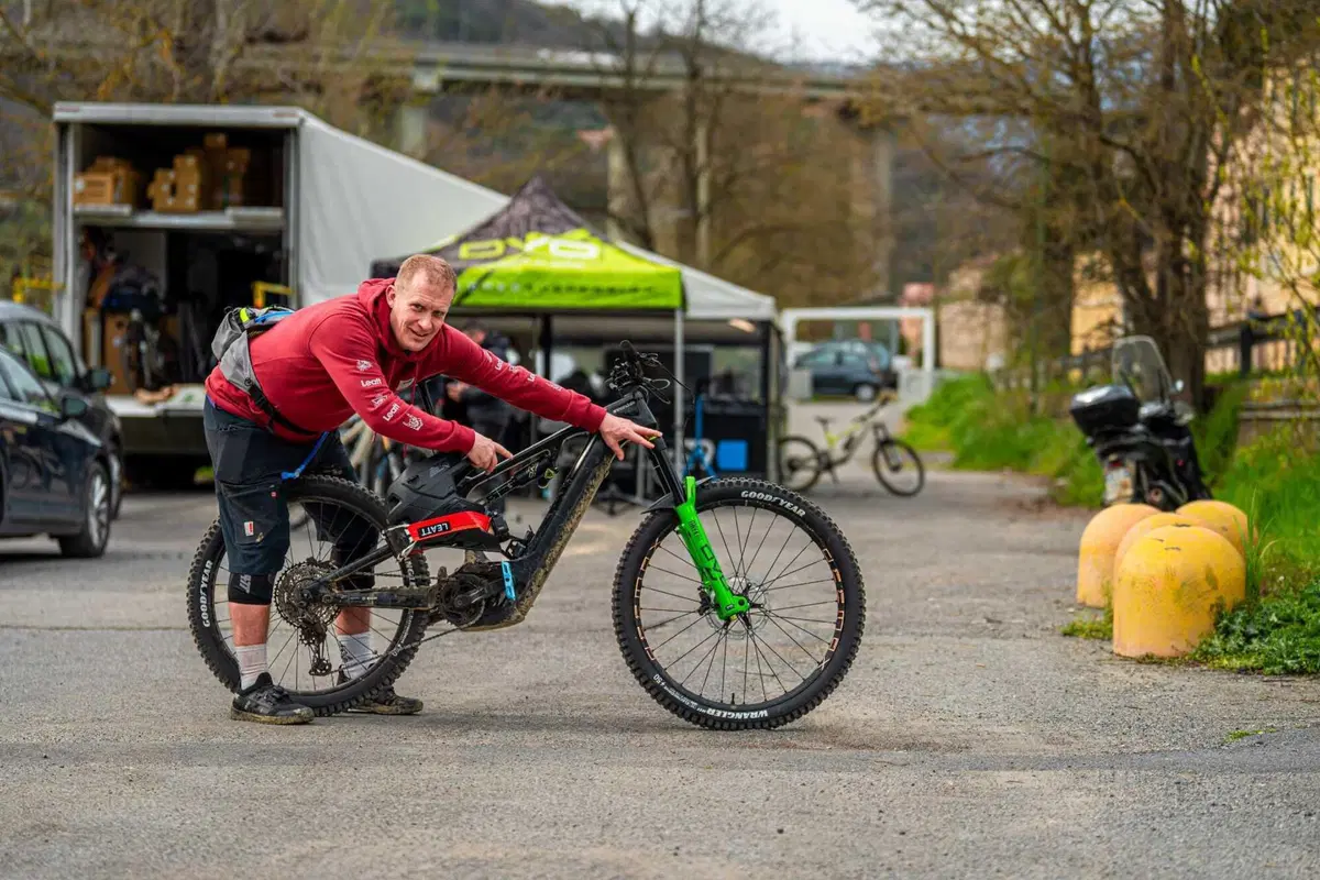 Come si fa a fare l'upgrade di una sospensione da eMTB? Vi mostriamo quella di DVO (18)