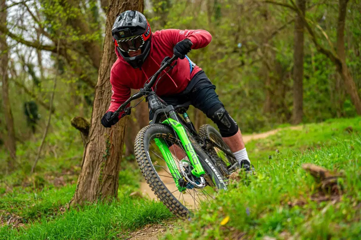 Come si fa a fare l'upgrade di una sospensione da eMTB? Vi mostriamo quella di DVO (28)