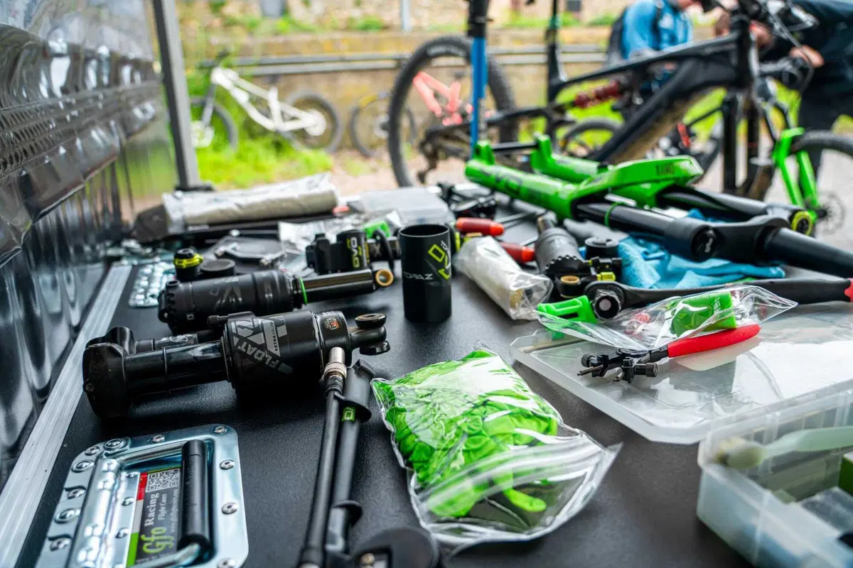Come si fa a fare l'upgrade di una sospensione da eMTB? Vi mostriamo quella di DVO (7)